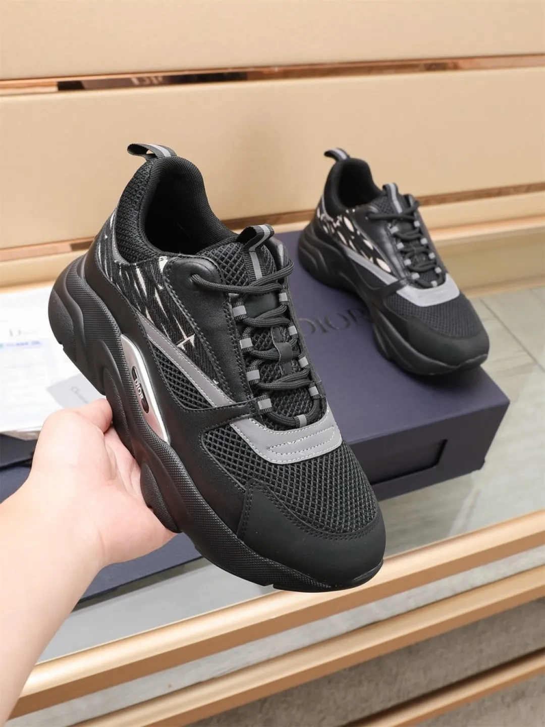 Men's shoes 💰P460💰【Dior】Dior✨ is online at the same time👏 This casual sneaker is a new product in the series and continues Di*r's classic style. The upper is made of original mesh and cow leather, with a two-color textured outsole, and the brand's iconic details on the rear collar and heel to enhance the style. Fashionable and versatile. Wear it with jeans or slacks for a casual look. Size: 38-44 (45 customized)